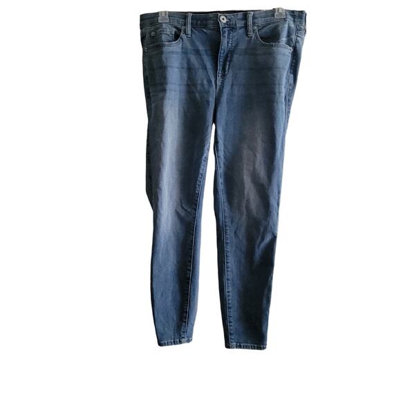 Torrid Jeans Premium Woman's size 16 Medium Wash Stretchy Waist Great Looking - Picture 1 of 10